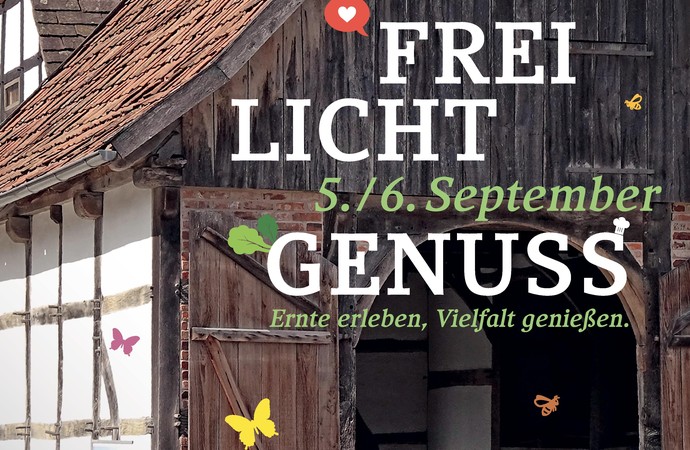 Plakatmotiv Freilichtgenuss. Menschen vor einem Fachwerkgebäude, die etwas einkaufen.