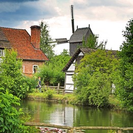 Dorfteich im Paderborner Dorf, im Hintergrund die Bockwindmühle