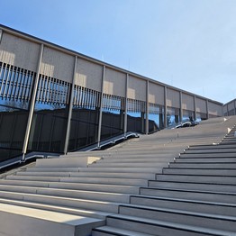 Freitreppe des neuen Eingangs- und Ausstellungsgebäudes.