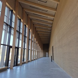 Ansicht des Panoramas, einem lichtdurchfluteten Gang des neuen Forums.