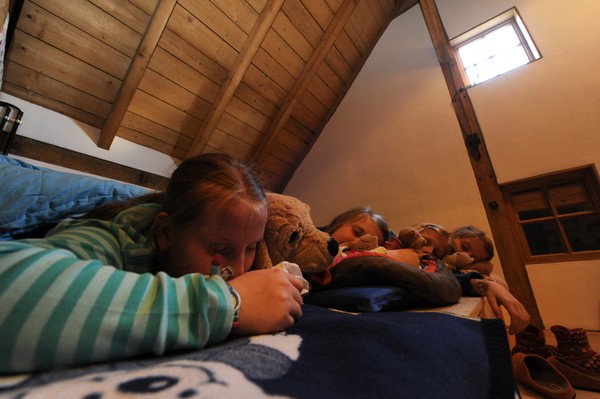 Eine Gruppe Kinder schläft in einem Gruppenraum