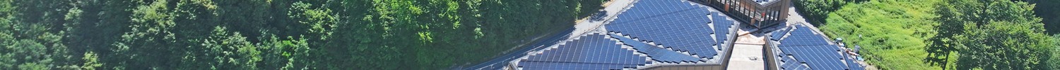 Eine Luftaufnahme des neuen Museumsgebäudes von Mitte 2025. Die Gebäudehülle ist fertiggestellt, die Arbeit an den Grünanlagen läuft.