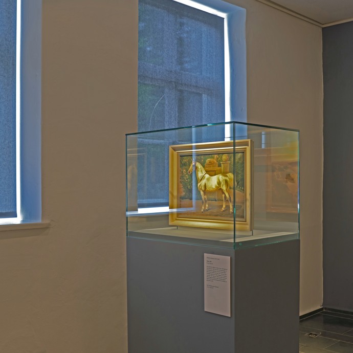 Ein Gemälde von einem Pferd in einer Glasvitrine (vergrößerte Bildansicht wird geöffnet)