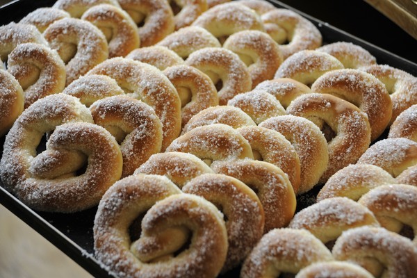 Ein Blech voller Zuckerbrezeln