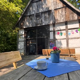 Kaffetasse auf einem Tisch vor der Museumsgastronomie "Hase und Igel".