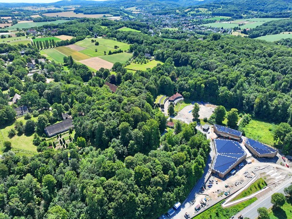 Luftbild des Museumsgeländes: Vorne rechts das neue, dreiecksförmige Ausstellungsgebäude mit Solar-Dach, dahinter erstreckt sich bis zum Horizont das Museumsgelände.