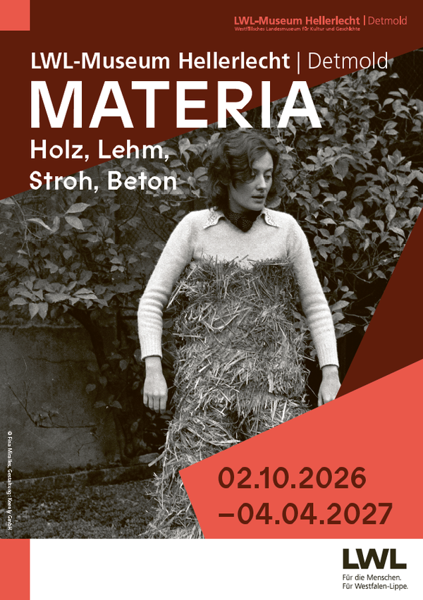 Ausstellungsplakat mit dem Titel der Ausstellung: "Materia. Holz, Lehm, Stroh, Beton" und dem Datum 02.10.26-04.04.27. Im Hintergrund ein Foto einer Frau, die ein Kleid aus Stroh trägt.