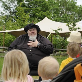 Lothar Schröer vor Kindern, denen er Märchen erzählt.