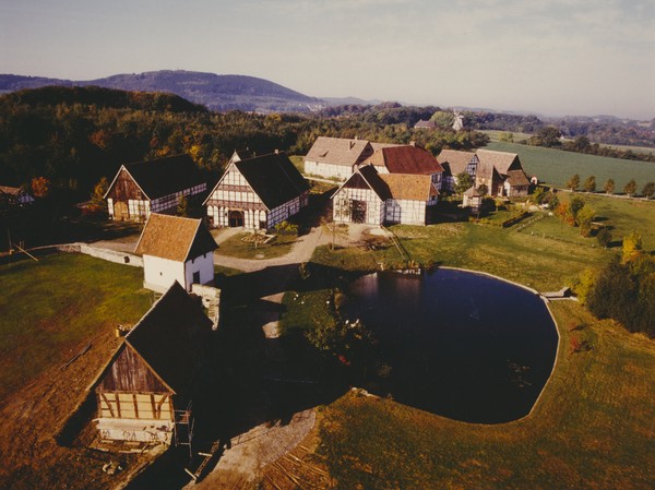 Luftaufnahme eines Fachwerkdorfes von 1984