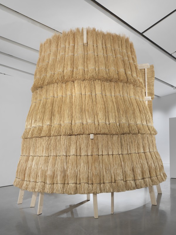 Kunstinstallation "Haus aus Licht" von Olaf Holzapfel. Stroh auf einem Holzgerüst.