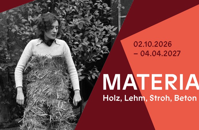Ein schwarz-weißes Bild von einer Frau im Strohkleid auf dunkelrotem Hintergrund